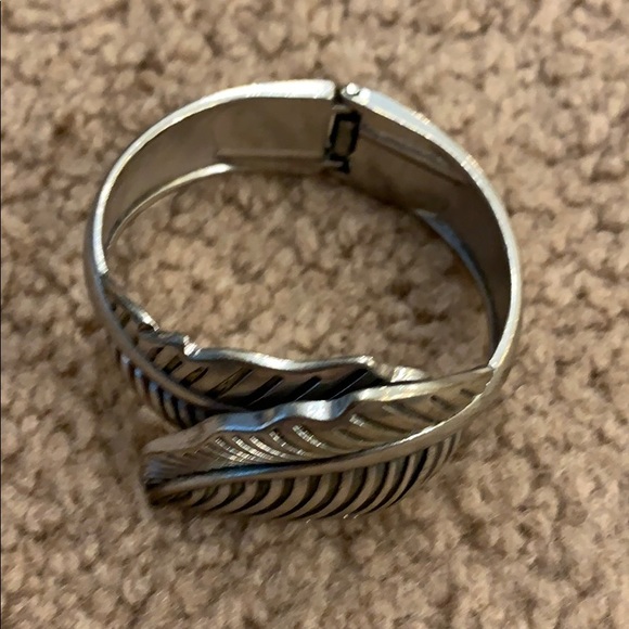 Beautiful leaf pattern bracelet - Picture 5 of 6